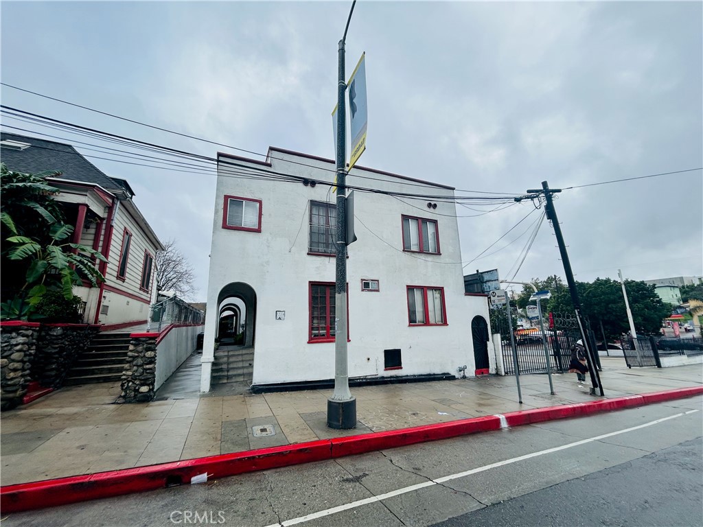 1534 W Temple