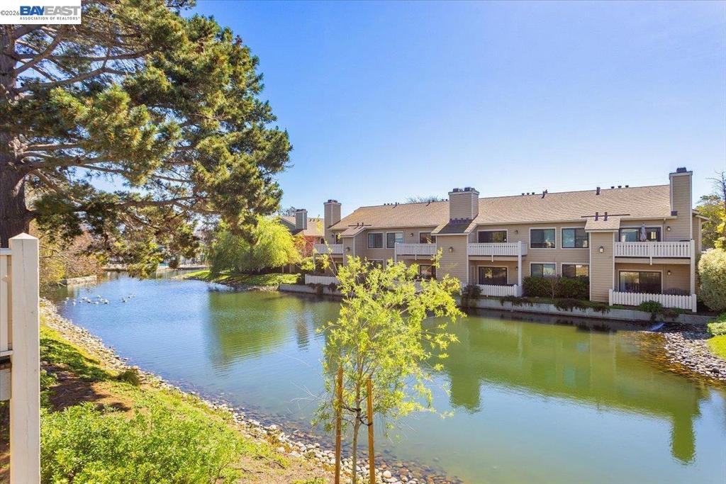 130 Lakeshore Ct
