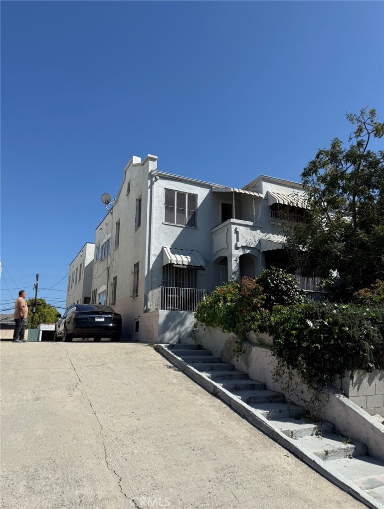328 N Mariposa