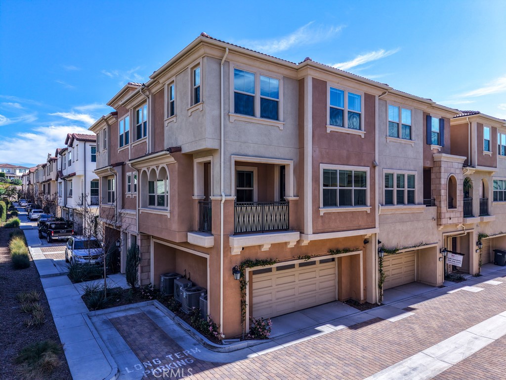 608 White Oaks