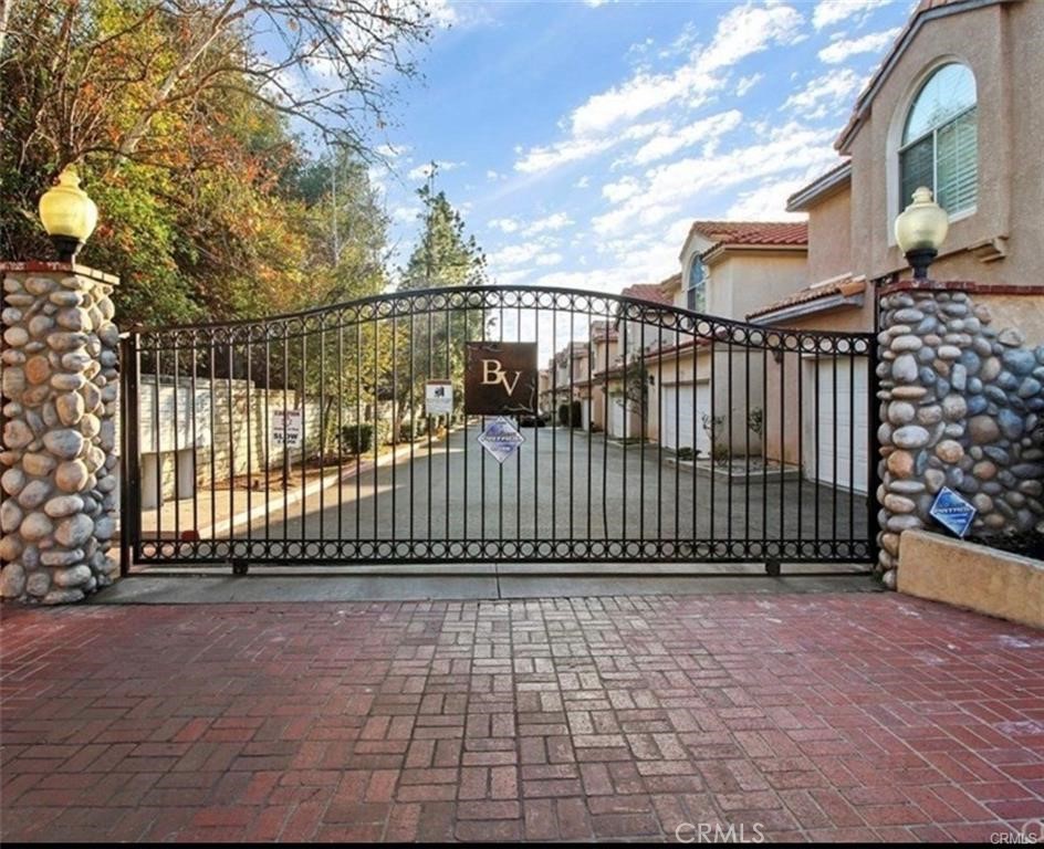 13775 Glenoaks 8