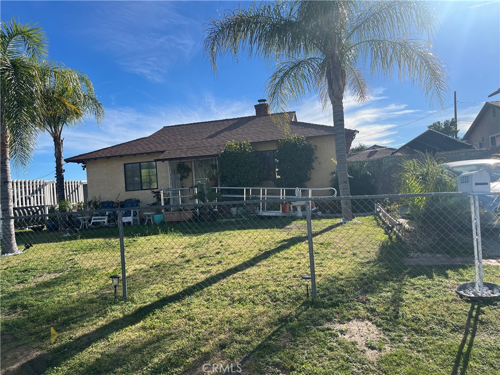 1233 W Lynwood