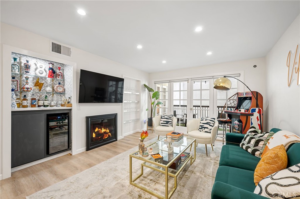 906 N Doheny Drive 318
