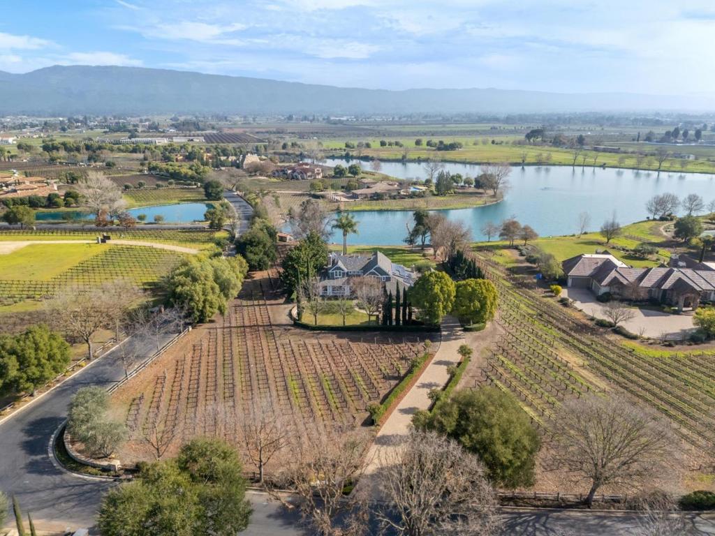 1450 Lakeview Court