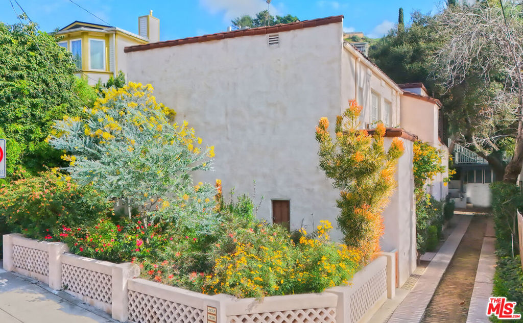 2634 N Beachwood Drive