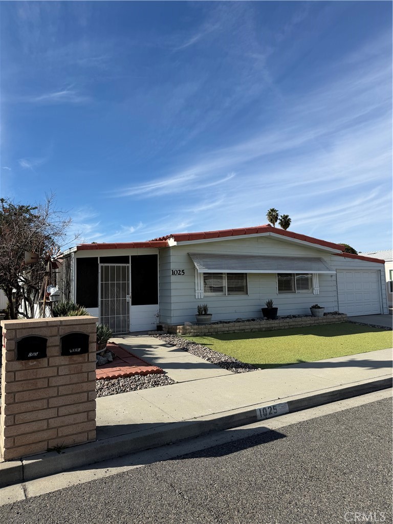 1025 S Lyon
