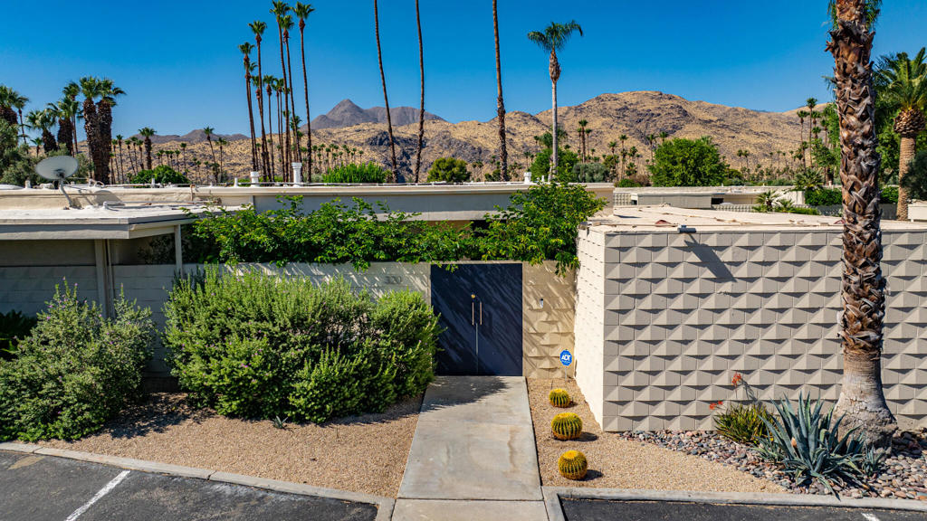 320 Desert Lakes Drive