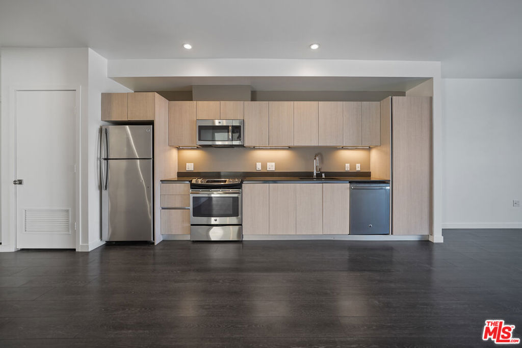 5800 Harold Way 411