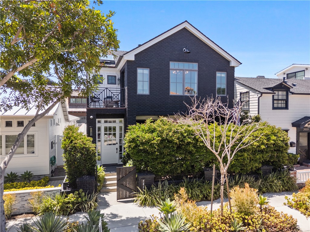 2037 E Ocean