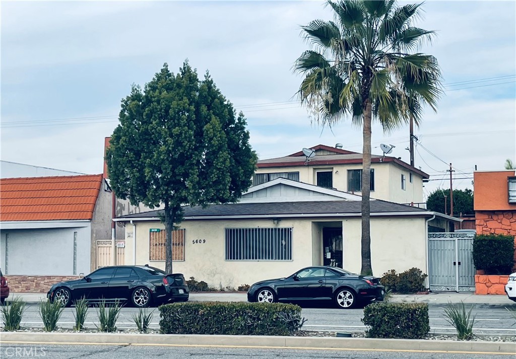 5609 56115613 E Beverly Boulevard 3