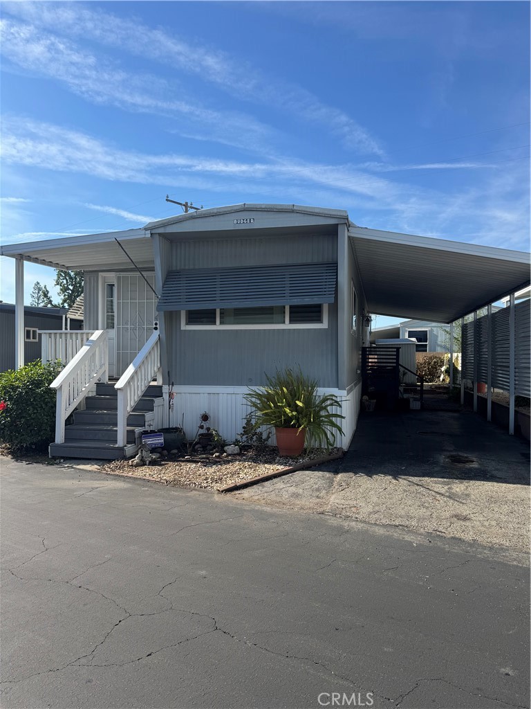 301 E Foothill 063