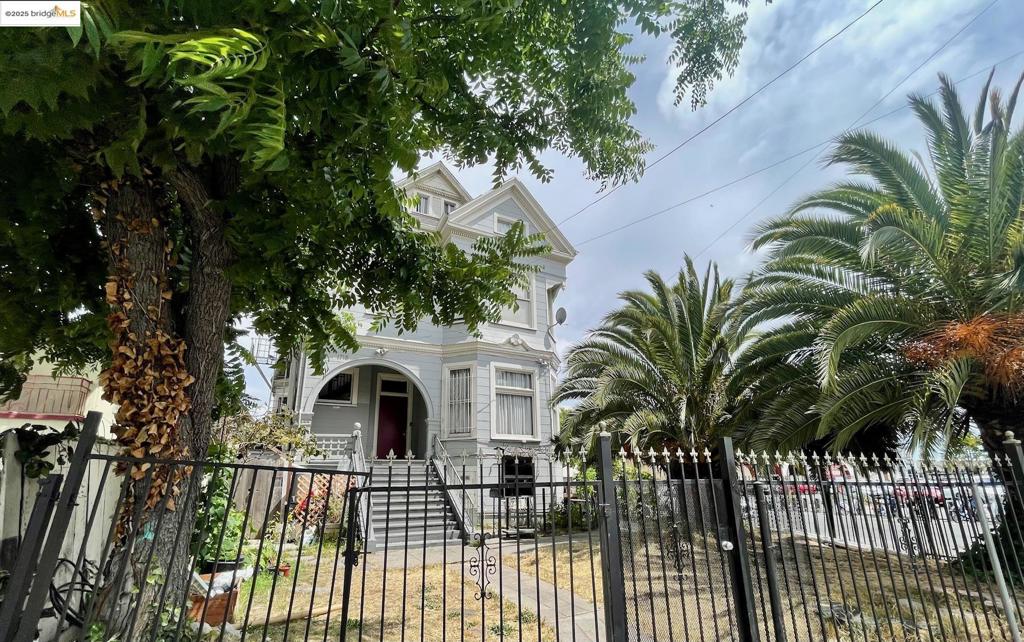 1718 High St
