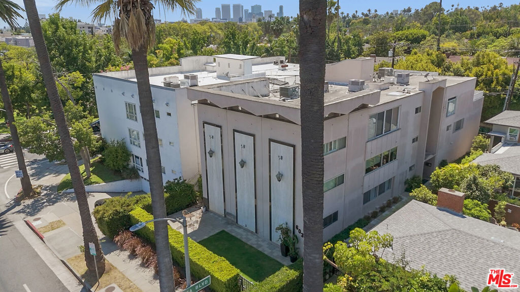 603 N Doheny Drive 2B