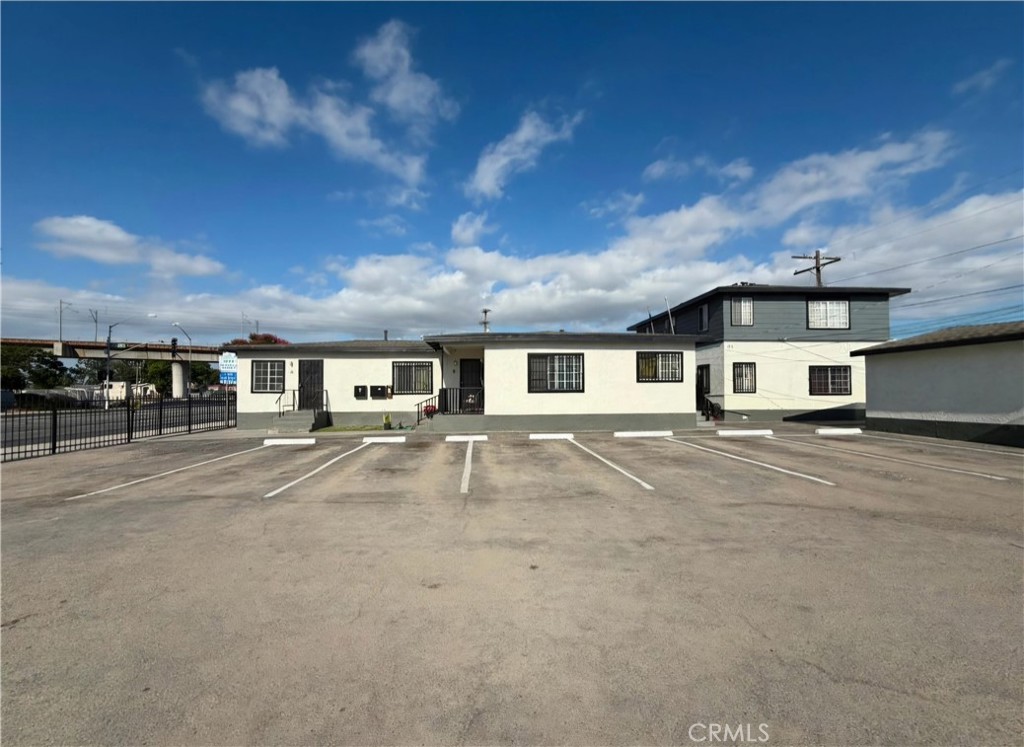 124 W Rosecrans Ave