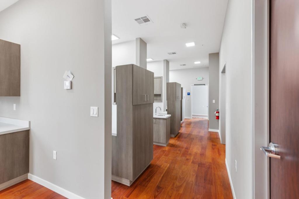 420 Peninsula Avenue 3