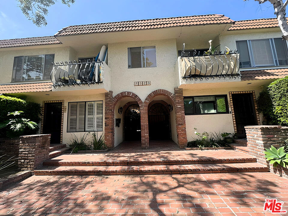 1323 S Carmelina Avenue 104