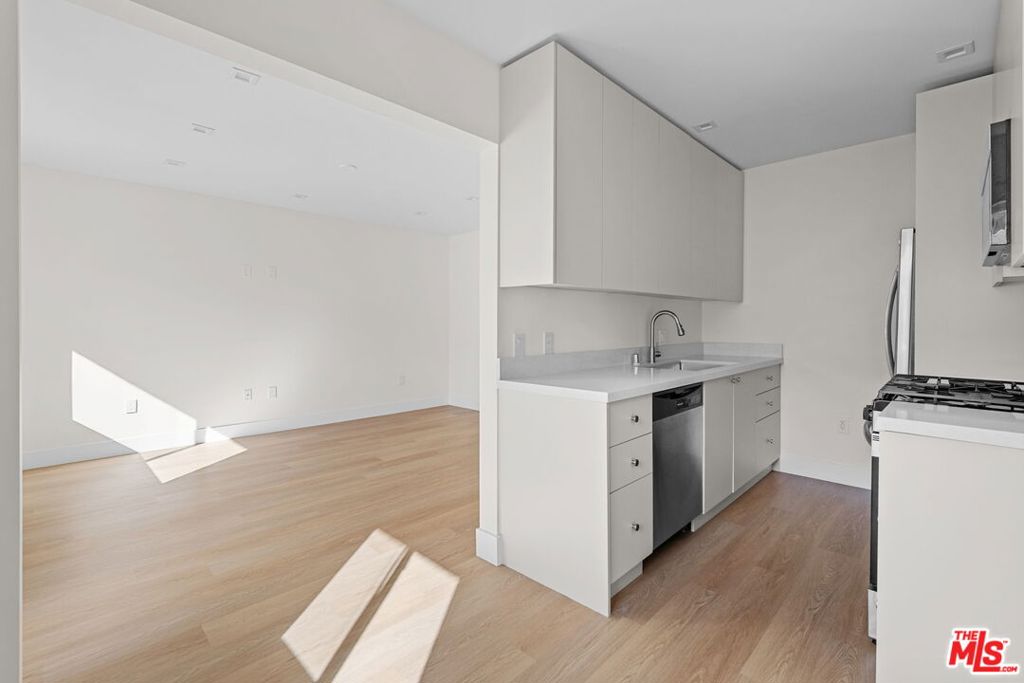 420 S Sepulveda Boulevard 3