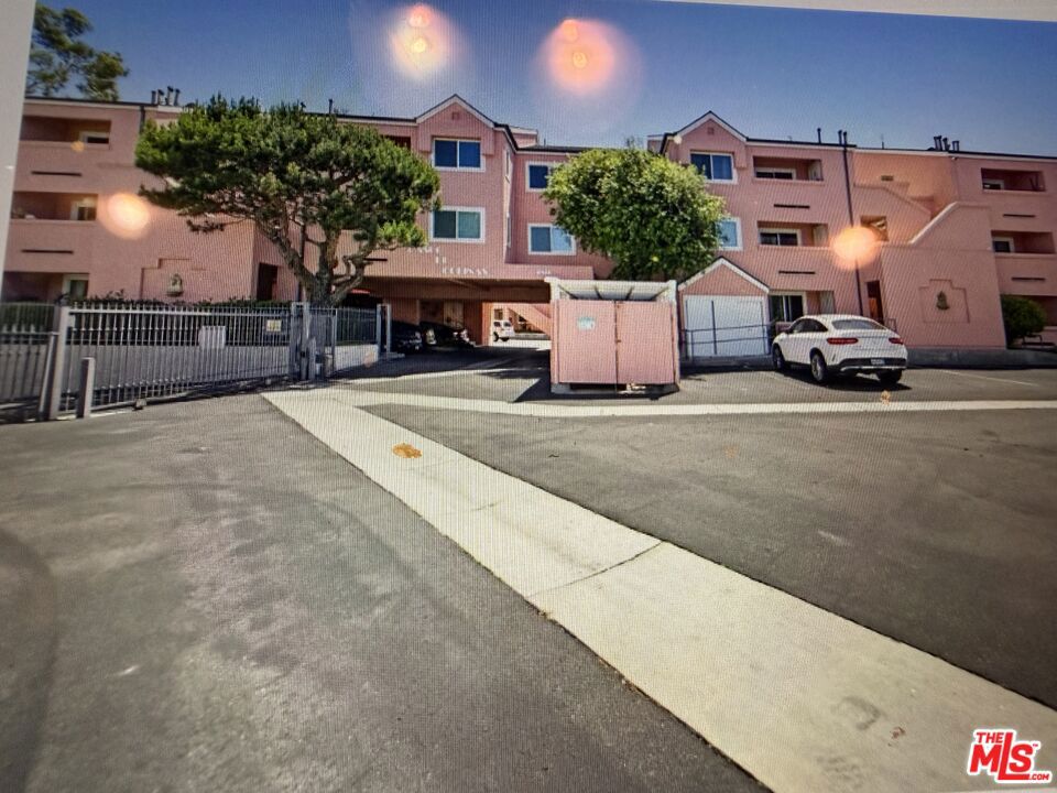 4810 S La Brea Avenue 107