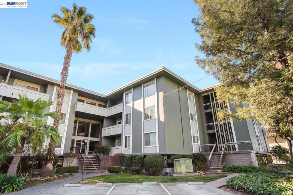 1458 Hudson Street 107