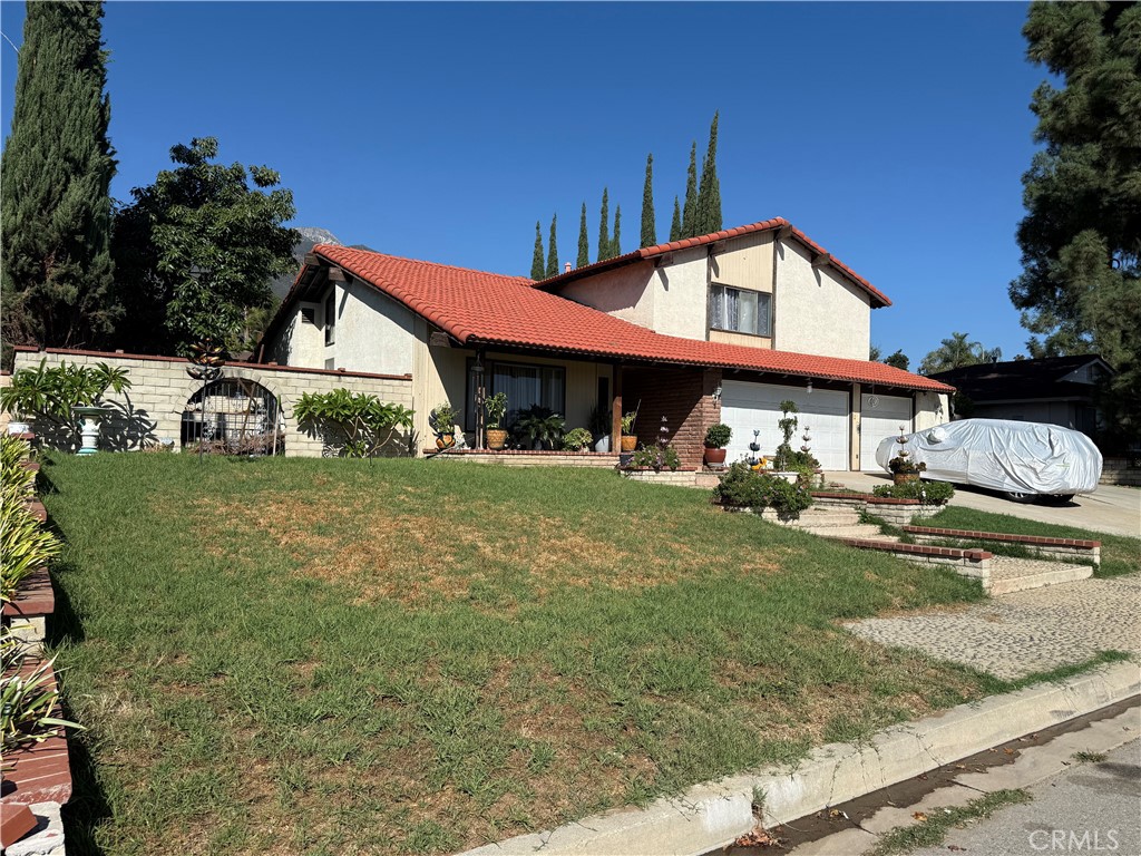 8992 Hillside