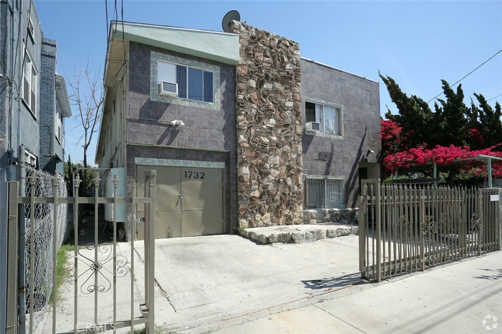 1732 S New England