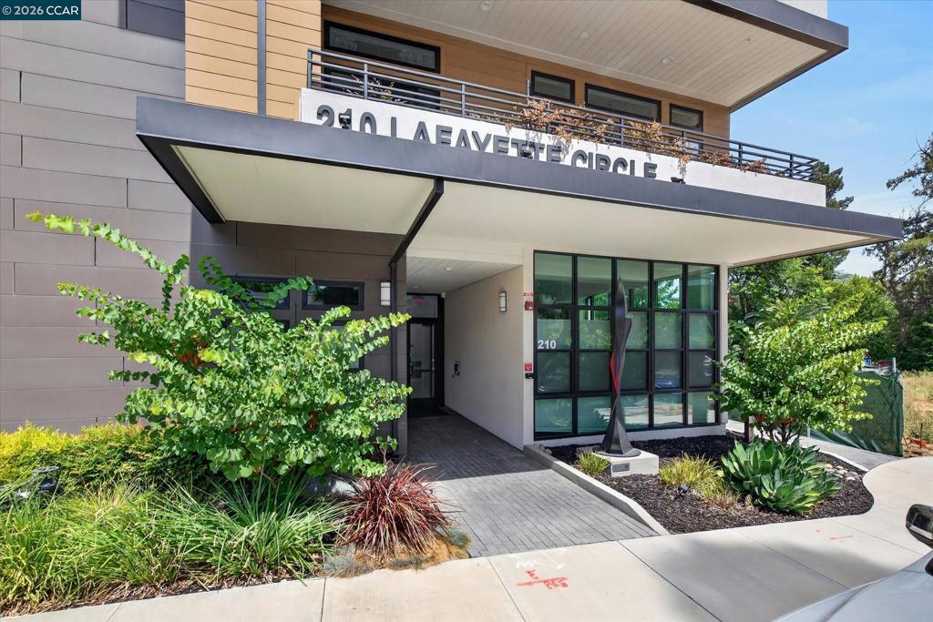 210 Lafayette Cir 302