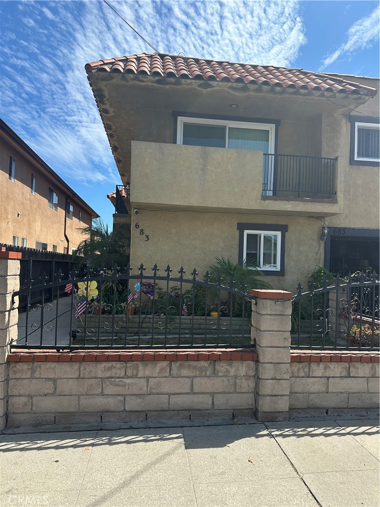 683 W 12th 4