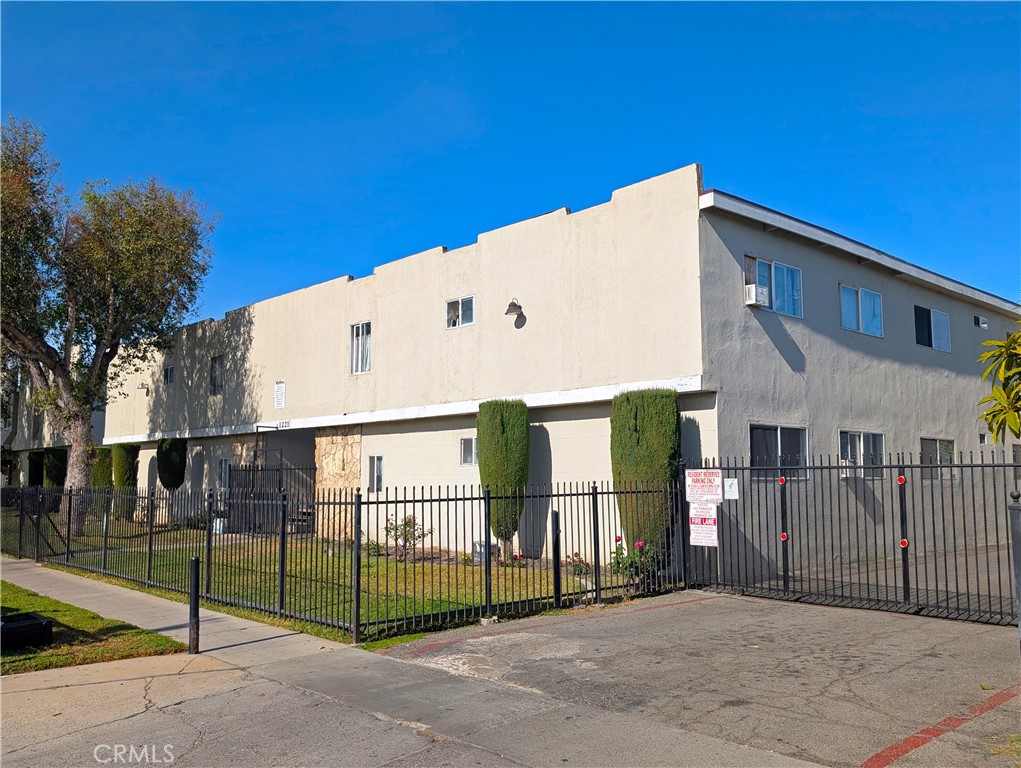 1221 W Brook