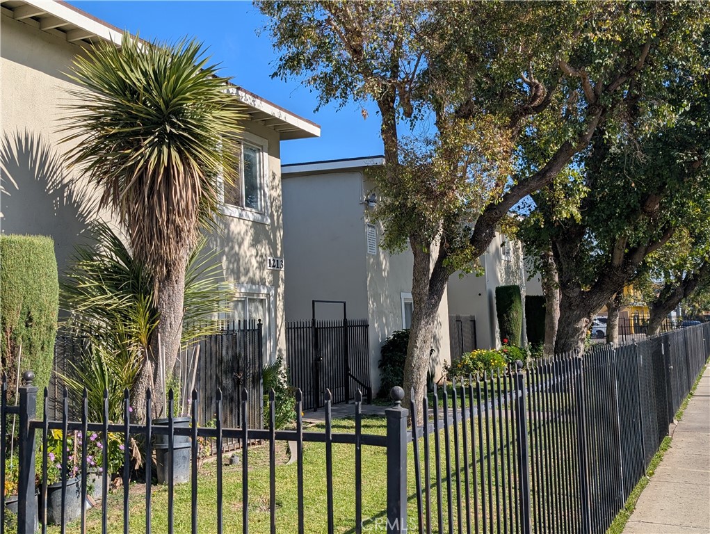 1213 W Brook