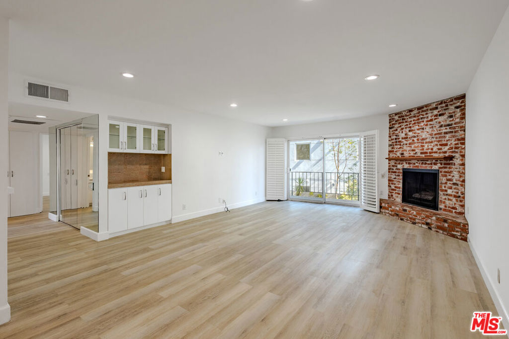 2385 Roscomare Road D15