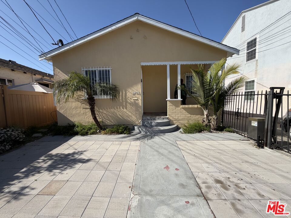 10923 S Inglewood Avenue