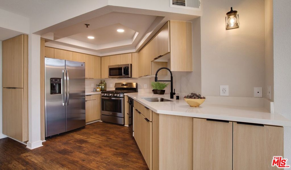 7660 Beverly Boulevard 239