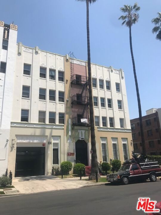 814 S Hobart Boulevard 404