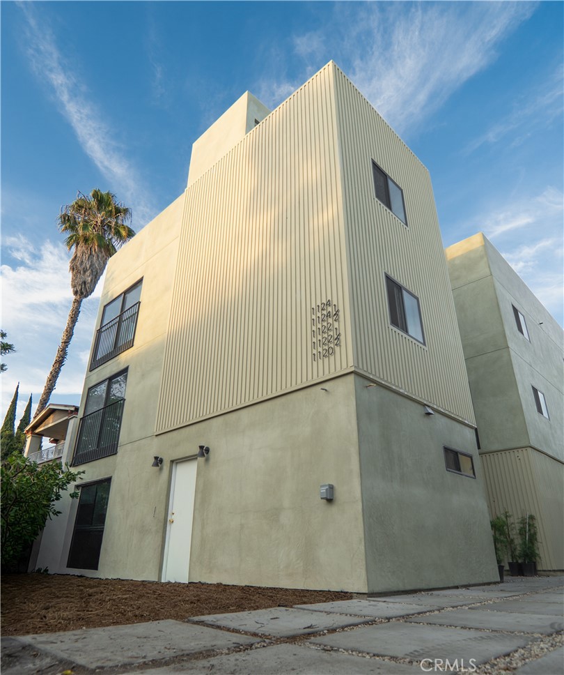 1122 N Beachwood 1/2