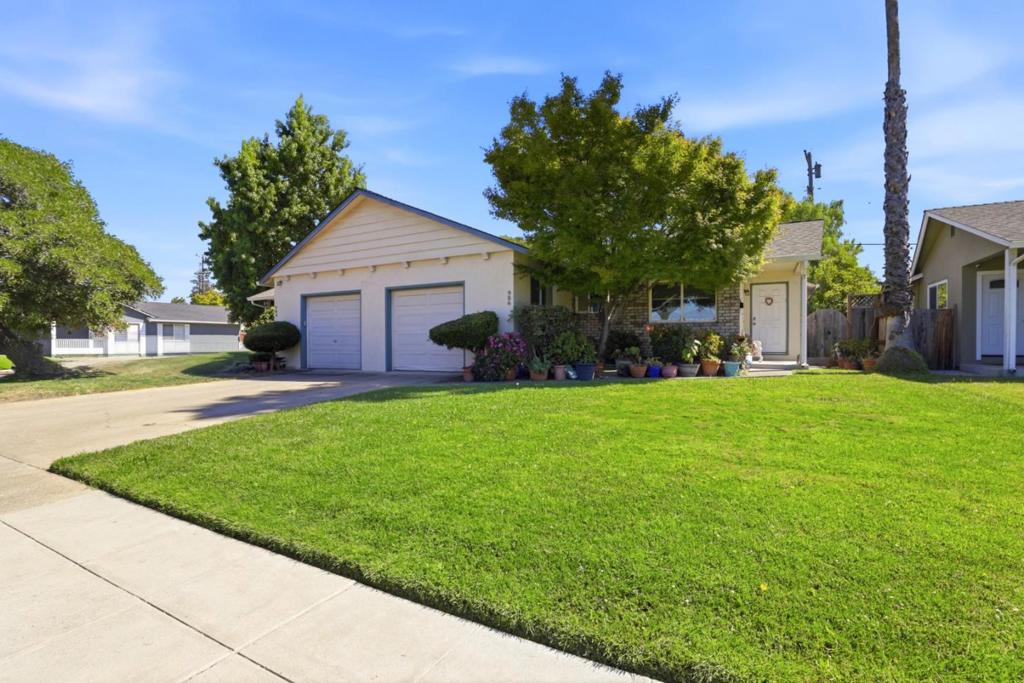 986 W Hacienda Avenue