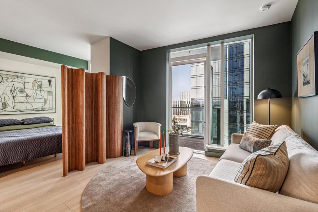 188 W Saint James Street 10803