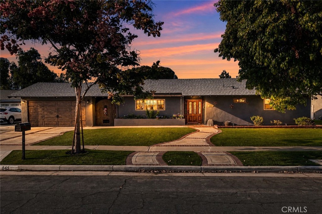 845 W Hacienda