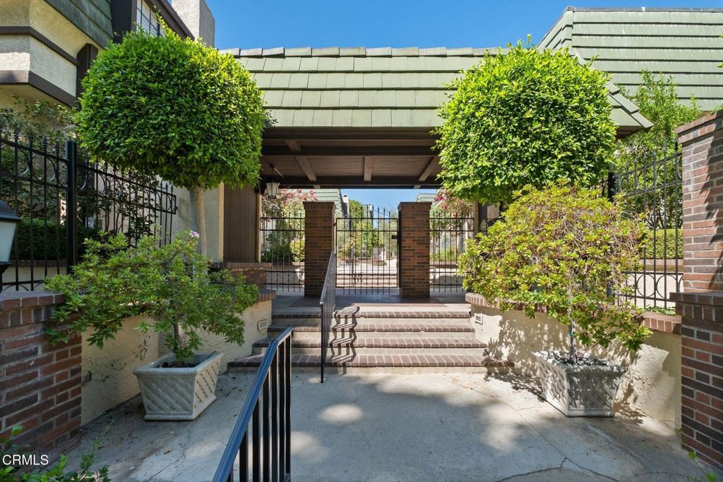 885 S Orange Grove Boulevard 20