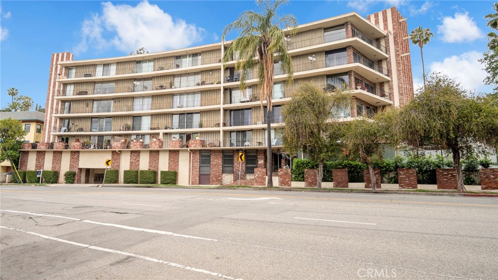 2260 N Cahuenga Blvd 106