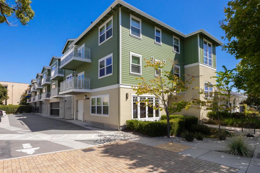 708 Frederick Street 202