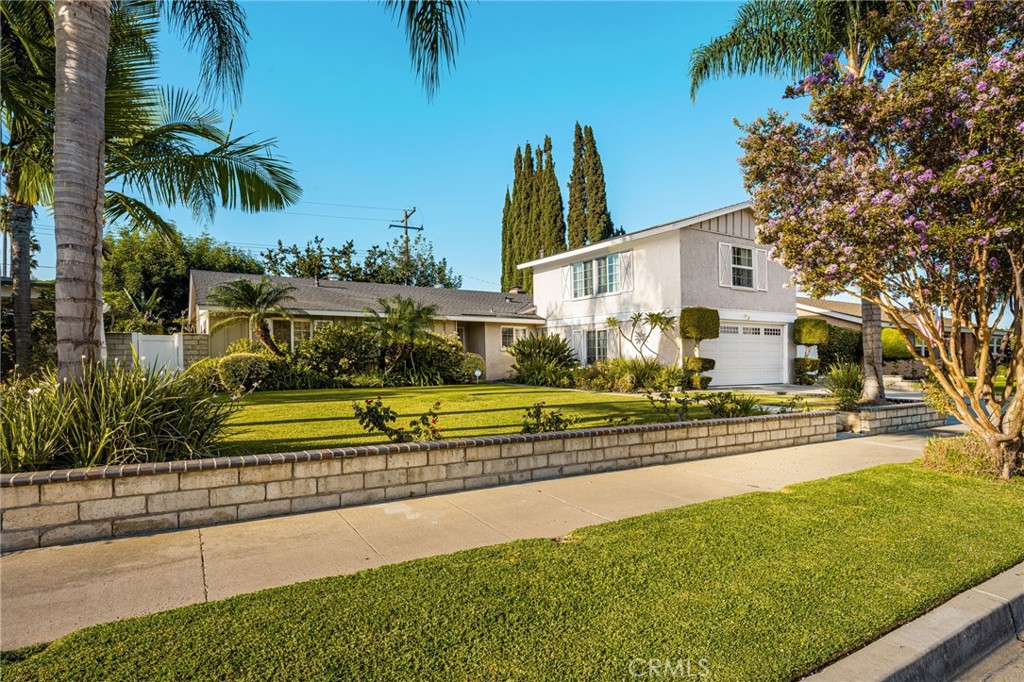 3742 E Euclid