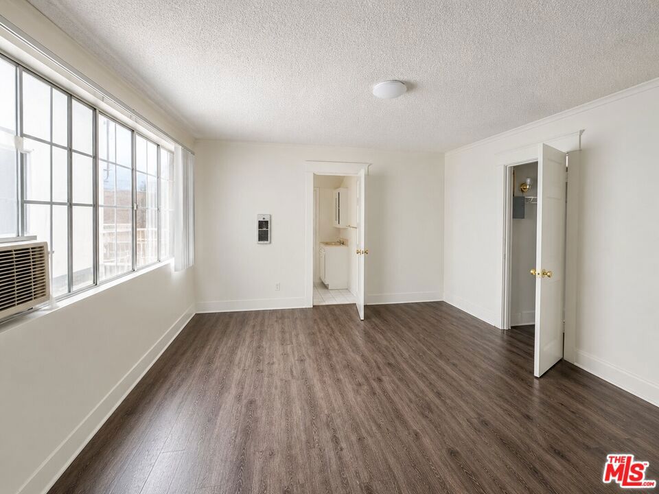 1238 W Adams Boulevard 8