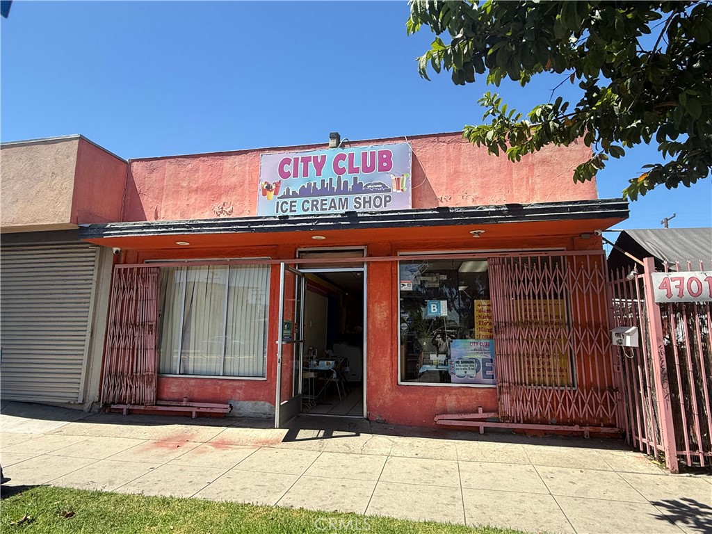 4631 E Compton