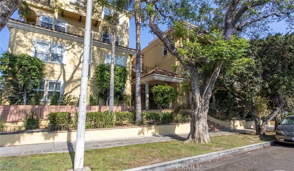 1050 N Edinburgh Avenue 102
