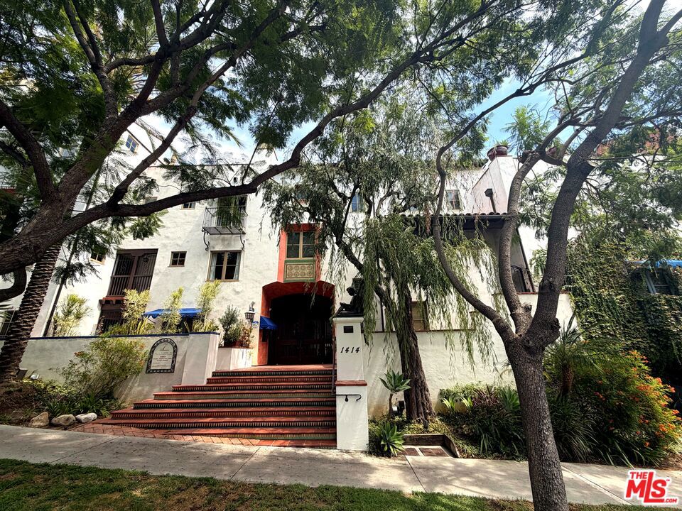 1414 N Harper Avenue 16