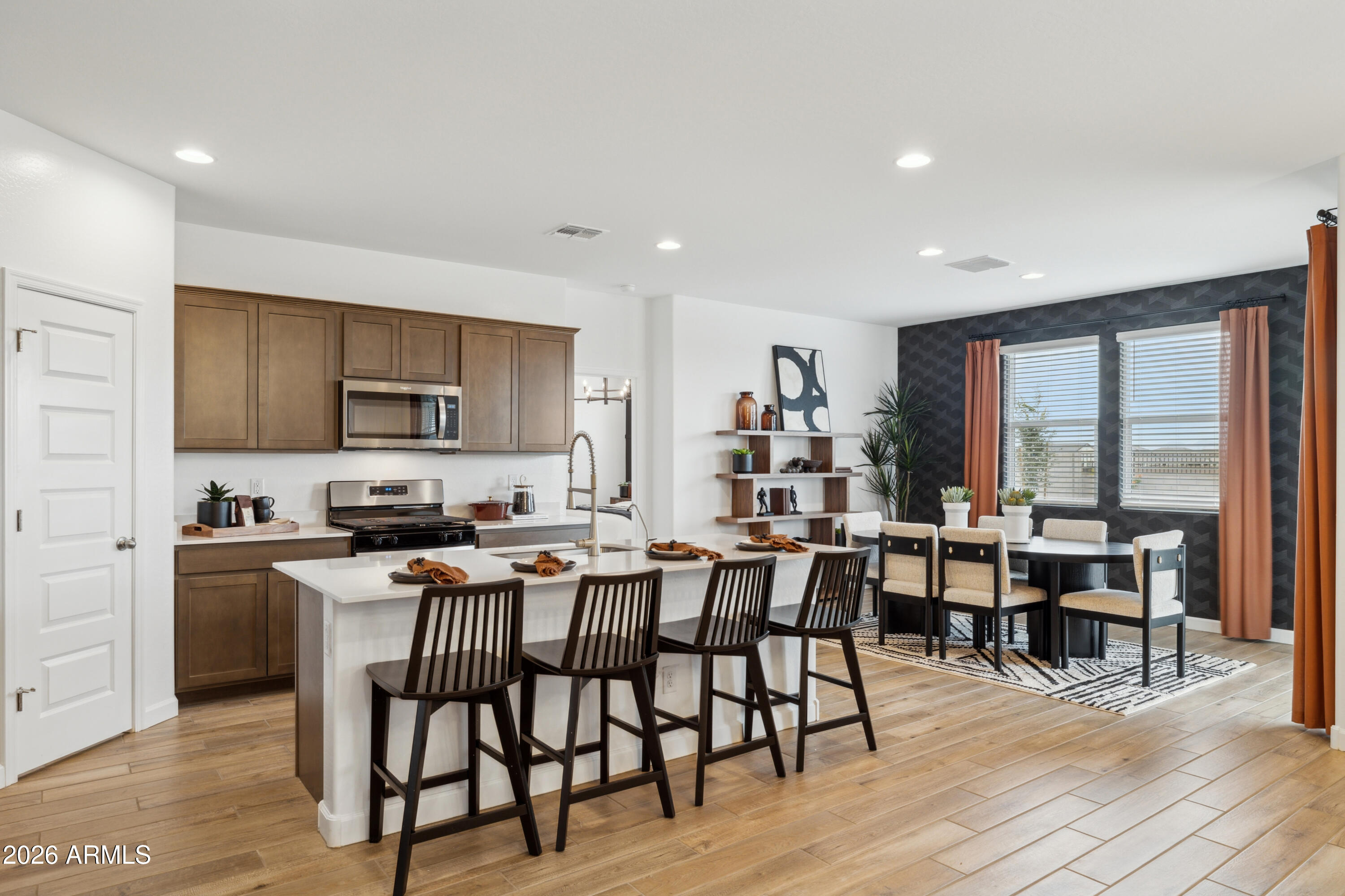 2704 W SENTIERO Avenue, Apache Junction, AZ 85120