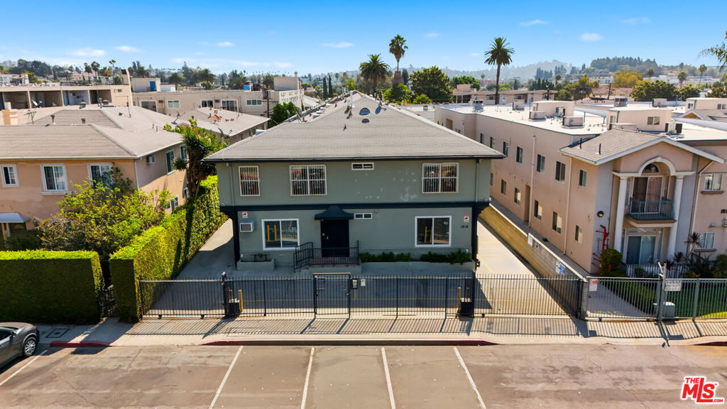 1818 N Kingsley Drive 17