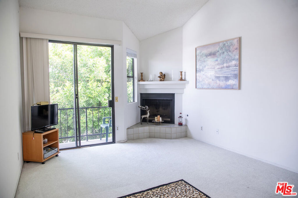 6323 Reseda Boulevard 44