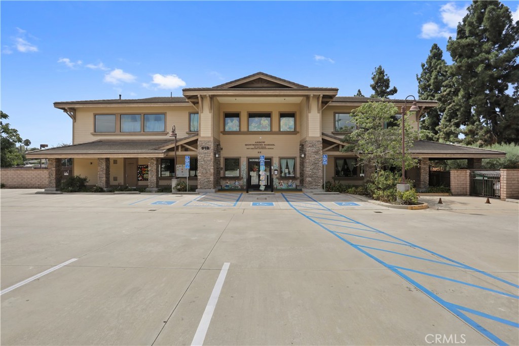 818 W Gladstone