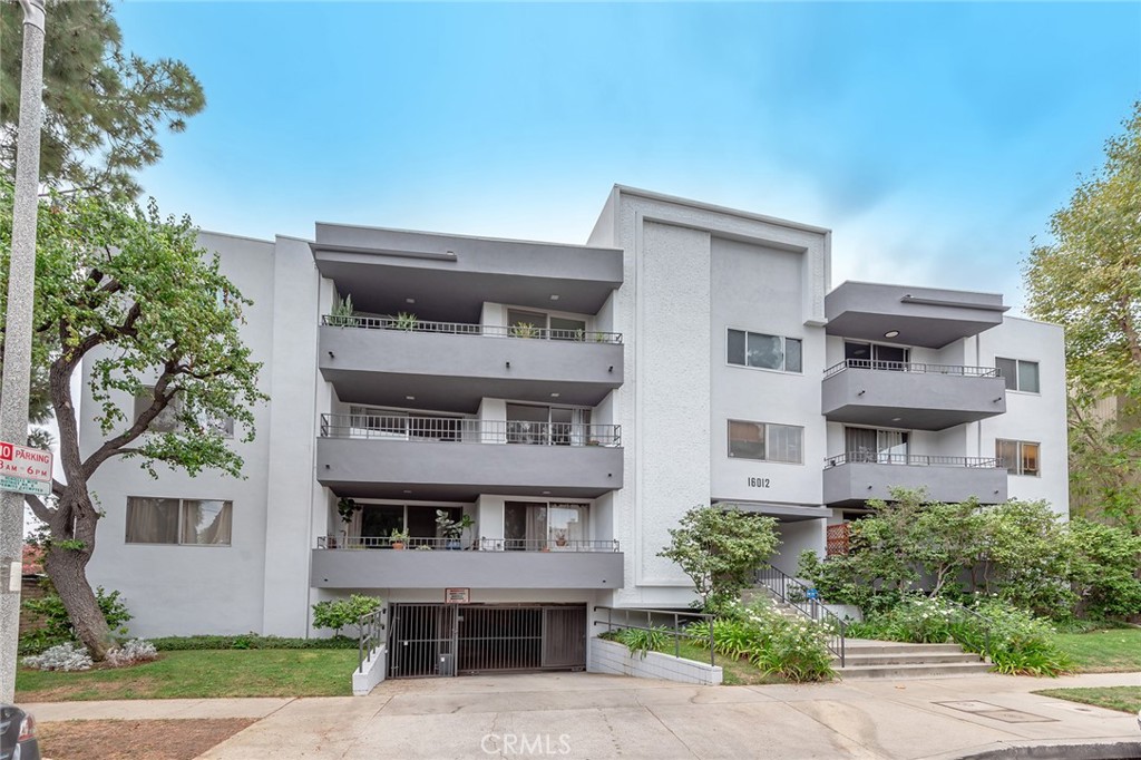 16012 Moorpark 302A